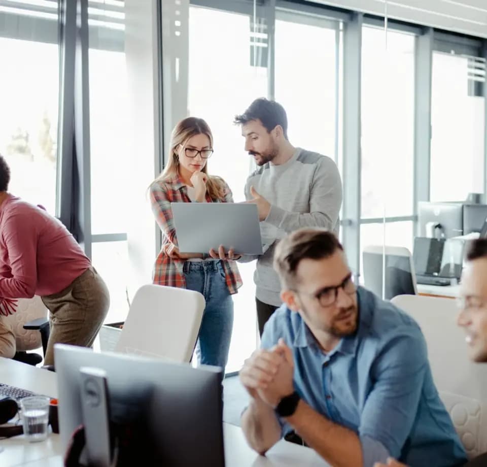 Equipo contable externo trabajando en la contabilidad de un cliente